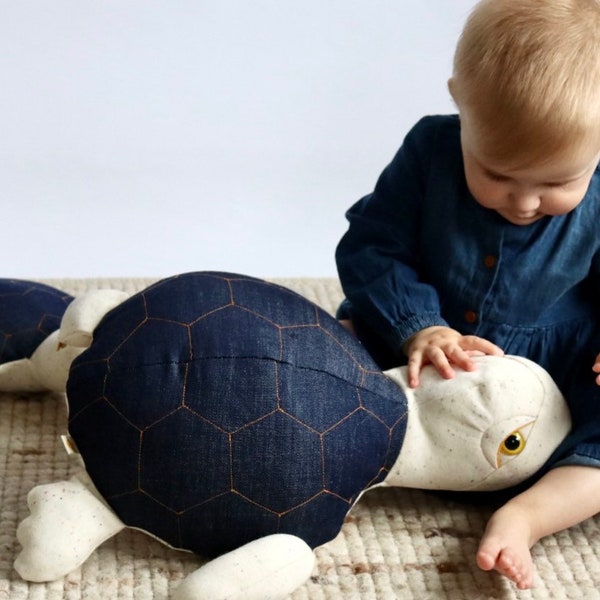 Zeeschildpad knuffel en kussen donkerblauw denim en grijsblauw zweet biologisch katoen pure wol, zacht speelgoed zeedier | verhoging |