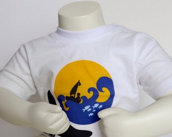Baby T-shirt ‘Boot & Walvisstaart’ | bio-katoen | koningsblauwe golven met vissen en donkere marineblauwe walvisstaart op gele zon | maten | 3M-2JAAR