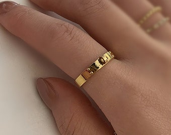 Vergulde riem vormige band ring, sierlijke gouden riem band ring, gouden verklaring stapelen Dome ring, cadeau voor haar, "Charlotte' ring