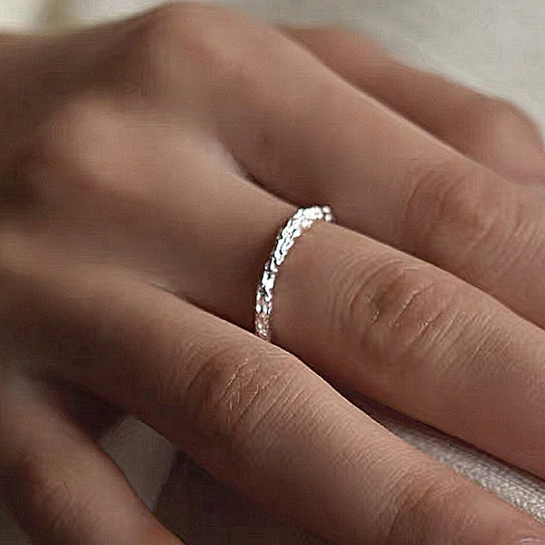 Bague Audrey, Bague Fine Texturée Martelée Ajustable Argent style minimaliste, bague de phalange et bague empilable