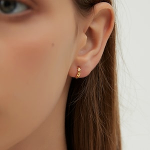 Dainty Tiny Gold or Silver Bay Leaves Huggie Hoop Earrings, Charm Minimaliste hoops earrings, Gifts for her