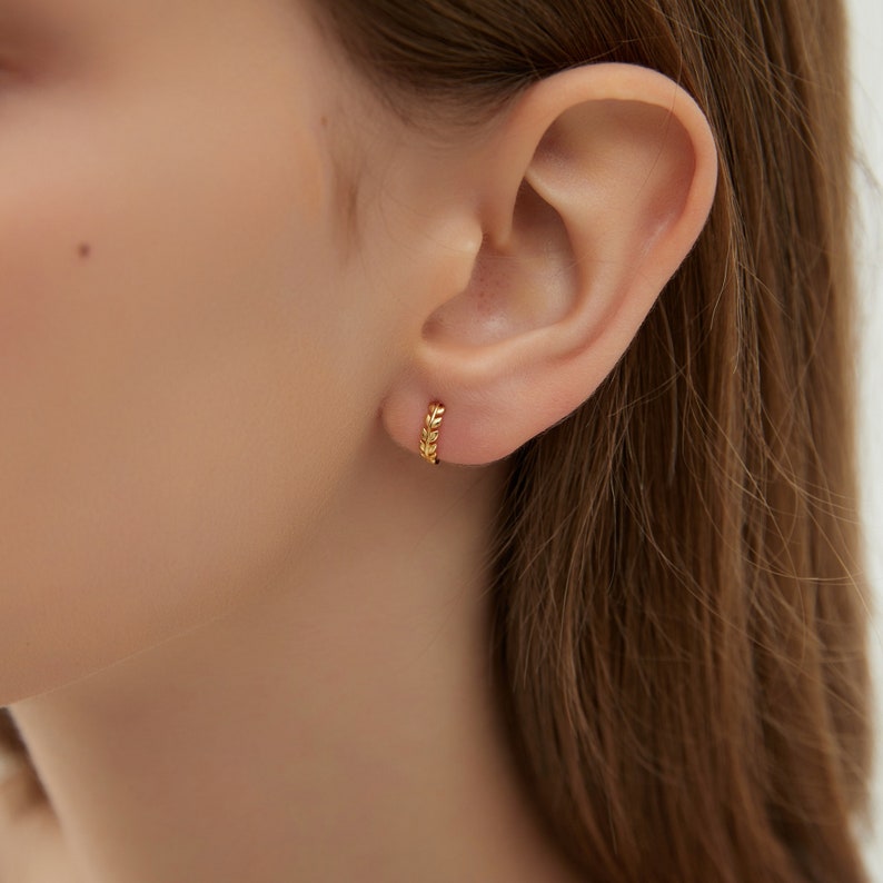 Dainty Tiny Gold or Silver Bay Leaves Huggie Hoop Earrings, Charm Minimaliste hoops earrings, Gifts for her