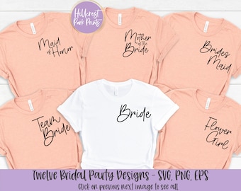 Op de afbeelding: Twaalf verschillende ontwerpen voor bruiloft-party T-shirts. De ontwerpen omvatten "Bride", "Maid of Honor", "Mother of the Bride", "Bridesmaid", "Team Bride" en "Flower Girl".