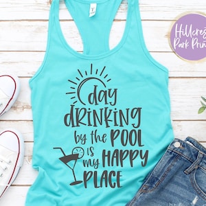 Puede incluir: Una camiseta sin mangas turquesa con un gráfico que dice "Day drinking by the pool is my happy place" con un sol y una copa de cóctel.