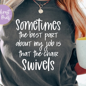La meilleure partie de mon travail est que la chaise pivote SVG, PNG, DXF, collègue cadeau, tasse de travail de bureau, tasse de travail sarcastique Svg