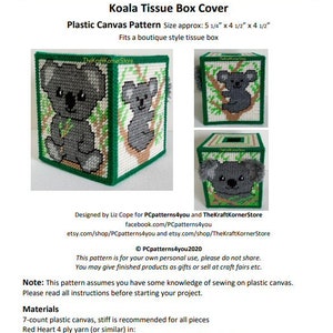 Könnte beinhalten: Ein Plastik-Canvas-Muster für eine Koala-Tischtuchbox-Abdeckung. Das Muster ist für eine Boutique-Tischtuchbox konzipiert und misst 13,3 cm x 11,4 cm x 11,4 cm. Das Muster enthält Anweisungen zum Nähen auf Plastik-Canvas und eine Liste der benötigten Garnfarben für das Projekt: Weiß, Mittelgrau, Hellgrau, Aran, Warmbrun, Schwarz, Frühlingsgrün und Paddy-Grün.
