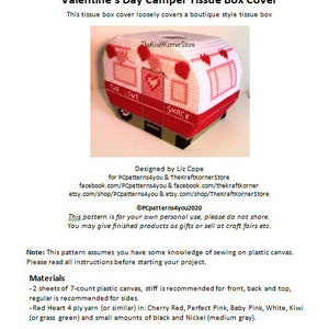 Puede incluir: Un patrón de cubierta de caja de pañuelos con temática de San Valentín que presenta una caravana roja y blanca con las palabras "The Love Shack" en el lateral. El patrón está diseñado para lienzo de plástico e incluye instrucciones para coser con hilo de varios colores, incluyendo rojo cereza, rosa perfecto, rosa bebé, blanco, kiwi, negro y níquel.