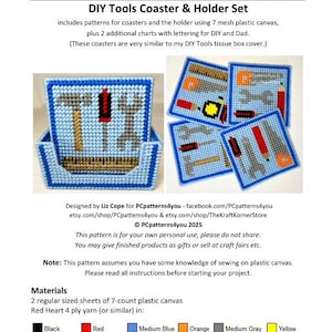 Könnte beinhalten: DIY-Plastik-Canvas-Muster für einen Satz von vier Untersetzern und einem Halter. Das Muster enthält Werkzeuge, einen Bleistift und ein Lineal. Die verwendeten Farben sind Schwarz, Rot, Braun, Hellblau, Mittelblau, Orange, Mittelgrau und Gelb.
