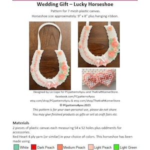 Puede incluir: Un patrón para un regalo de boda de herradura de la suerte, diseñado para lona de plástico de malla 7. La herradura mide aproximadamente 23 cm x 20 cm más cinta para colgar. El patrón incluye instrucciones y materiales, como hilo de varios colores.