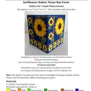 Può includere: Uno schema di tela di plastica per un coperchio di scatola di fazzoletti con girasoli su sfondo blu. Lo schema è per tela di plastica a 7 maglie e misura circa 13,3 cm per 11,4 cm per 11,4 cm. Lo schema include istruzioni per tagliare i pezzi e cucire insieme. Lo schema è stato progettato da Liz Cope per PCpatterns4you e The Kraft KornerStore.