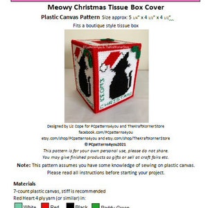 Puede incluir: Un patrón de lona de plástico para una tapa de caja de pañuelos con un gato negro que lleva un gorro de Papá Noel. El patrón se titula "Meowy Christmas Tissue Box Cover" e incluye instrucciones para crear el proyecto. El patrón está diseñado para adaptarse a una caja de pañuelos que mide aproximadamente 13,3 cm por 11,4 cm por 11,4 cm.