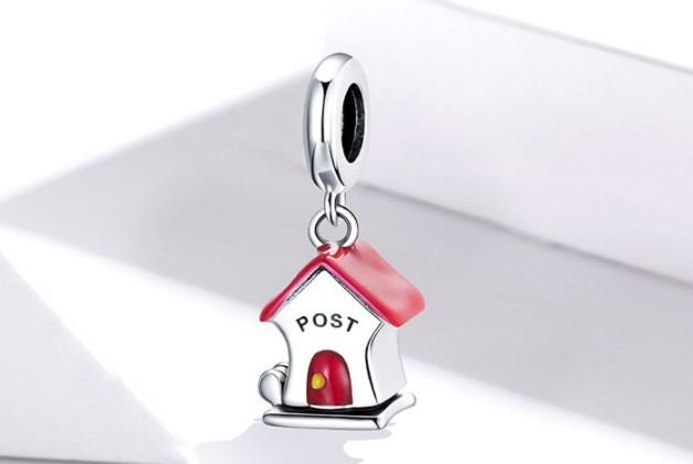 Pandora red store house charm