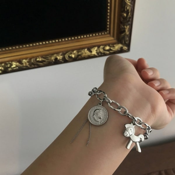 Stainless steel charm bracelet, Chunky chain bracelet silver, horse charm, Double-sided relief Queen Elizabeth Coin charm, oval bracelet