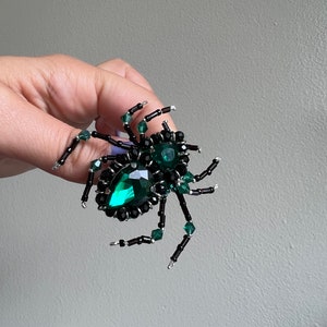 Spider brooch for halloween, beaded spider brooch, green black spider brooch, halloween jewelry, best gift for halloween, beaded  spider pin