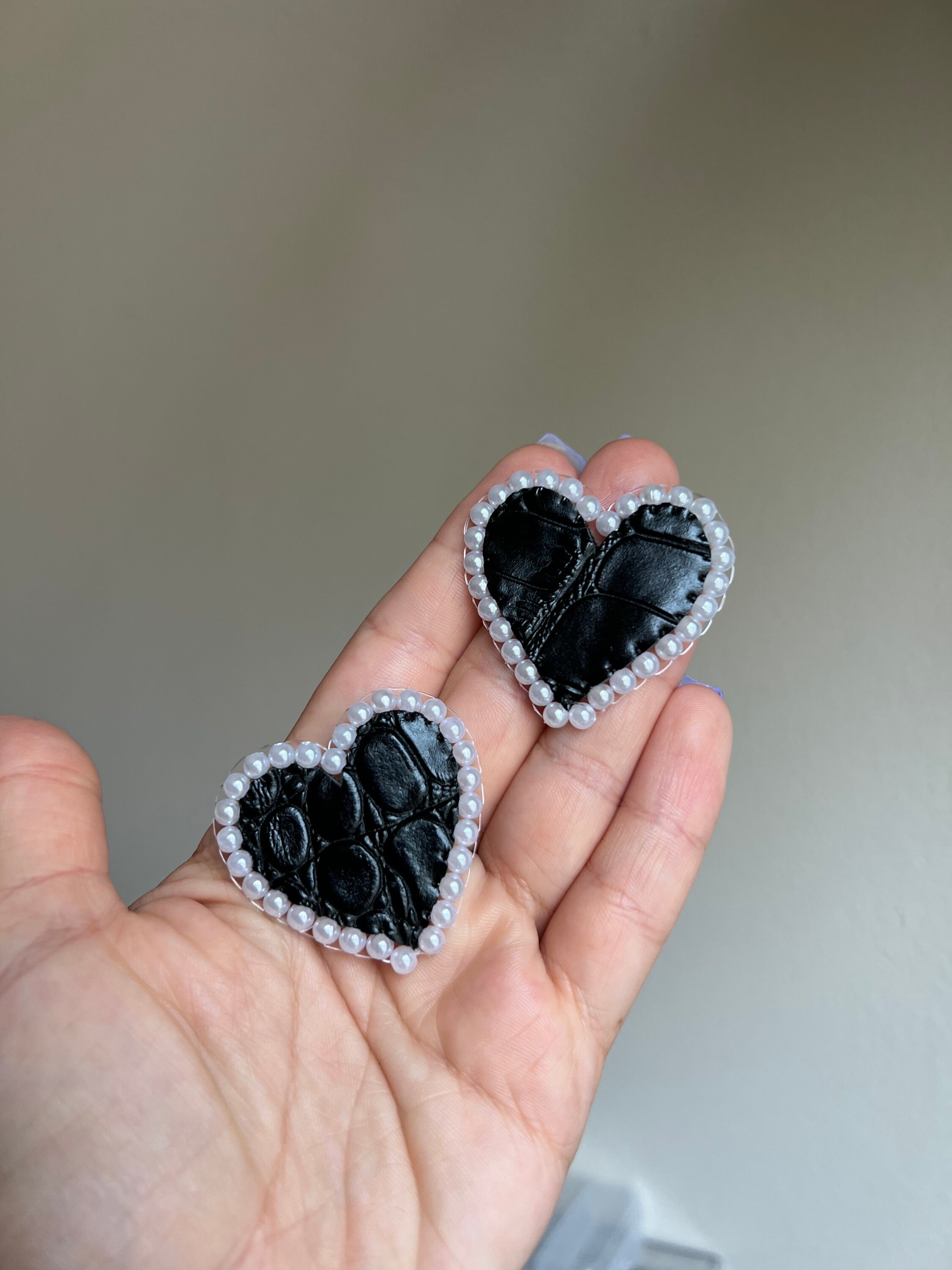 ★関税込★VINTAGE HOLLYWOOD★Black n Pearl Heart Earring.s★ Pearl Earrings, Black Heart Earrings, Pearl Beaded Heart