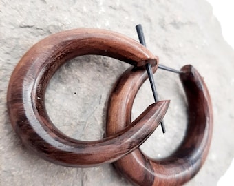 Pendientes de aro grandes, aros de madera marrón con postes de cuerno, dilatadores de oreja falsos, pendientes