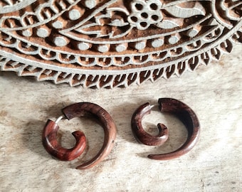 Boucles d'oreilles spirale 2 cm en bois marron,faux écarteur homme femme