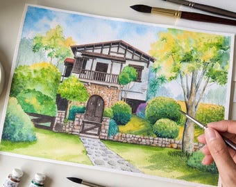 Puede incluir: Acuarela de una casa con fachada de piedra, puerta de madera y balcón. La casa está rodeada de exuberantes árboles y arbustos verdes, con un camino de piedra que conduce a la entrada. El cielo es azul con algunas nubes.