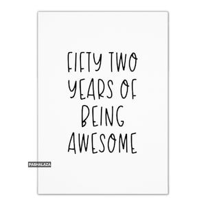 Divertente biglietto di auguri per il 52° compleanno, per lui o per lei, biglietto di auguri per il 52° compleanno per uomini e donne, biglietto d'auguri con citazione divertente, regalo di compleanno originale e unico.