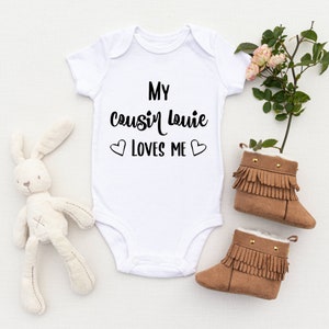 Mój kuzyn kocha mnie Baby Grow - Baby Onsie, prezent na ogłoszenie o narodzinach dziecka, nowy kuzyn, nowe dziecko, kuzynka Baby, spersonalizowany Baby Grow, kamizelka dla niemowląt