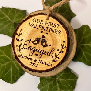 Unser erstes Andenken zum Valentinstag, Laser gravierte Holzscheibe, Valentinstag Geschenk für Sie und Ihn, Individuelles Geschenk für Verlobte