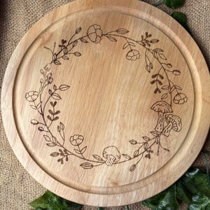 Tagliere con ghirlanda di foglie di funghi incisa: tagliere personalizzato in legno di hevea