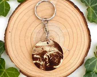 Engraved pregnancy scan keyring, Wooden keyring, Baby shower present, Pregnancy keepsake, Gift from new baby to parent, Engraved key ring