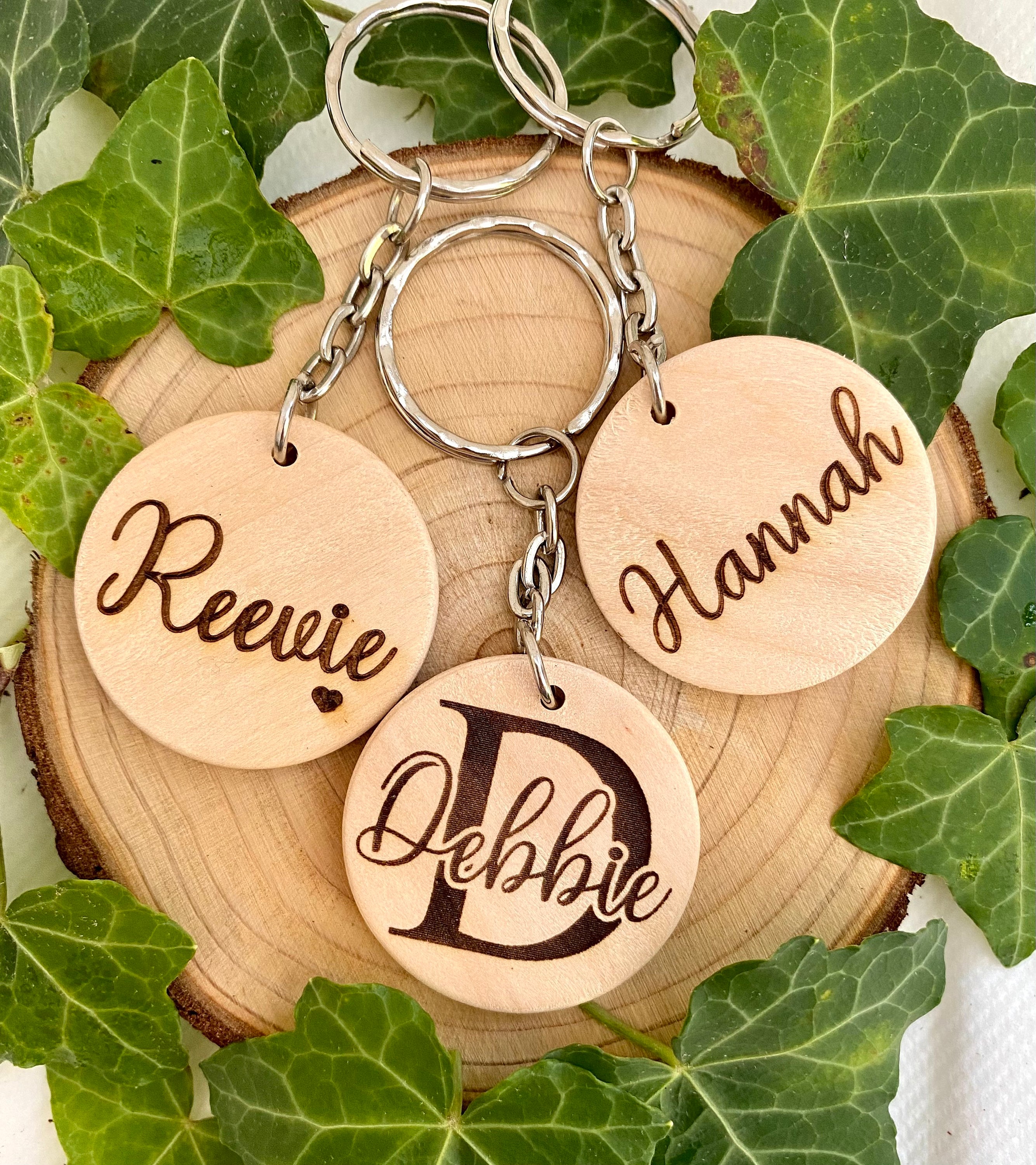 Name keyring Wedding favour key chains Wedding guest gift keyrings Engraved wood slice keyring Name placement key chain