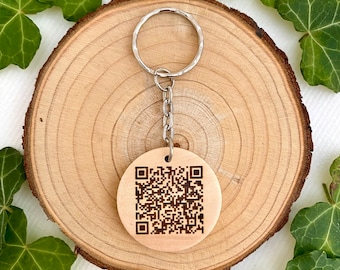 Engraved Wood Slice QR Code Keyring: Personalized Location Gift