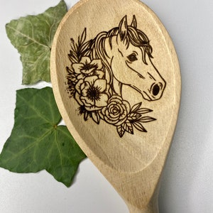 Personalised engraved wooden spoon, Horse lover gift, Kitchen decoration, Mother’s day present, Engraved floral horse