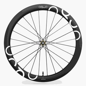 Puede incluir: Rueda de bicicleta negra con finos radios negros. La llanta oscura tiene texto blanco curvado y un logotipo. La rueda está diseñada para ciclismo de carretera, sobre fondo blanco.