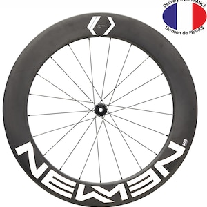 以下が含まれることがあります： 白文字で「NEWMEN」と書かれた黒い自転車のホイール。ホイールには細い黒いスポークと白いロゴが付いています。ディープリムのデザインは空力効率を示唆しています。フランスの国旗のロゴも含まれています。