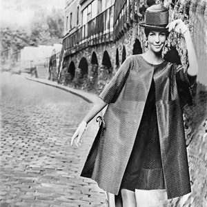 Vintage photo 50s of the 20th century, young fashionista, Wall Decor, Vintage Woman Print, Digital Printable Wall Art, Nostalgy, Retro