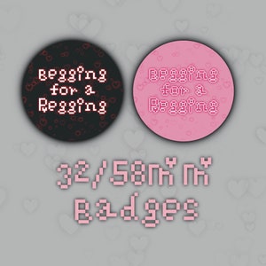 Könnte beinhalten: Zwei runde schwarze und rosa Abzeichen mit weißem Text, der "Begging for a Reggin'" auf einem weißen Hintergrund mit rosa Herzen lautet. Der Text ist in einer Pixel-Schriftart. Die Abzeichen sind 32/58 mm groß.