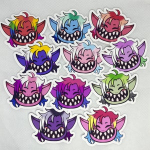 Può includere: Dieci adesivi colorati con troll dei cartoni animati con diverse espressioni. Ogni adesivo ha uno schema di colori diverso e presenta un troll con denti grandi e orecchie a punta.