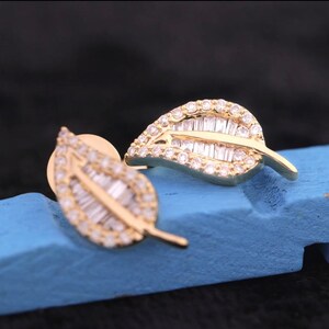 18ct Yellow Gold Diamond Earrings 0.45ct Leaf studs Swiss designer imagem 4