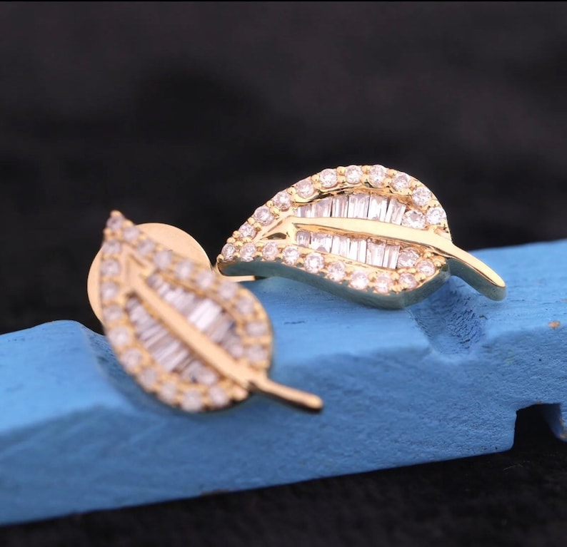 18ct Yellow Gold Diamond Earrings 0.45ct Leaf studs Swiss designer imagem 4