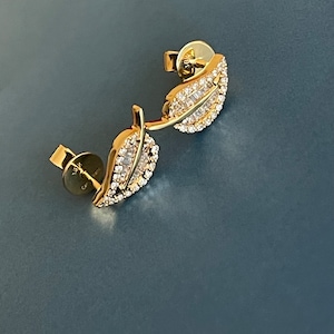 18ct Yellow Gold Diamond Earrings 0.45ct Leaf studs Swiss designer imagem 1