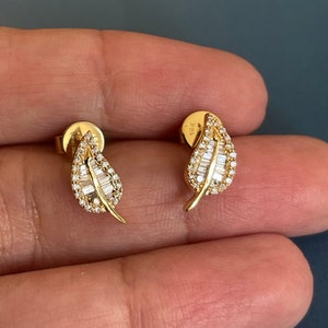 18ct Yellow Gold Diamond Earrings 0.45ct Leaf studs Swiss designer imagem 2