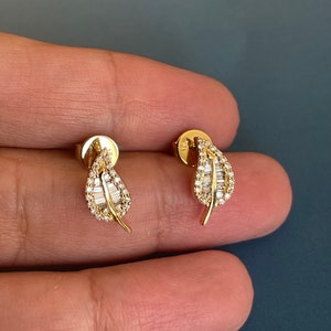 18ct Yellow Gold Diamond Earrings 0.45ct Leaf studs Swiss designer imagem 8