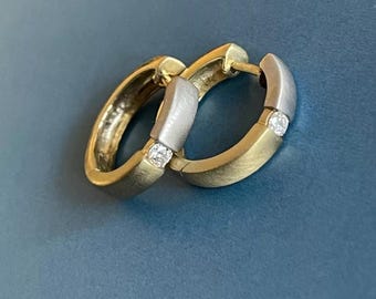 Solitaire Diamant Creolen in 9 Karat Gelb-Weiß-Gold gebürstet Ohrringe