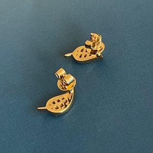 18ct Yellow Gold Diamond Earrings 0.45ct Leaf studs Swiss designer imagem 7