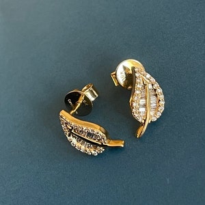 Orecchini a bottone in oro giallo da 18 ct con diamanti e foglia da 0,45 ct. Designer svizzero immagine 6