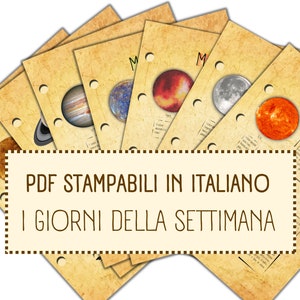 Puede incluir: Cartas PDF imprimibles en italiano con los días de la semana e ilustraciones de planetas y el sol. El texto en las cartas dice "PDF STAMPABILI IN ITALIANO I GIORNI DELLA SETTIMANA".