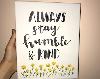 Aangepast citaatbord met bloemen | Ontwerp muurkunst gele bloem | 8 x 10 canvas met letters | Gepersonaliseerde quote op canvas | Blijf altijd nederig en vriendelijk