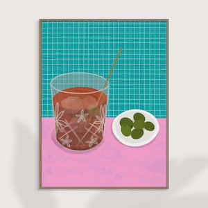 Può includere: Una stampa artistica incorniciata raffigurante un cocktail con cubetti di ghiaccio, una cannuccia e un'oliva, accanto a un piattino con olive. La bevanda è in un bicchiere decorativo, su una superficie rosa e uno sfondo a griglia turchese.