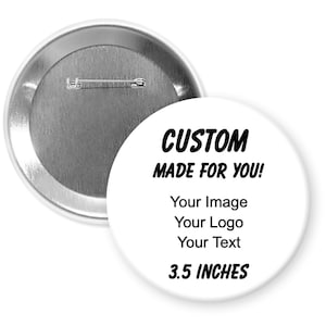 Op de afbeelding: Witte knop met een zwarte rand en tekst die luidt "CUSTOM MADE FOR YOU!"  Your Image Your Logo Your Text 3,5 inch.