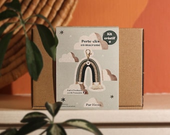 Kit creativo de llavero arcoíris de macramé.