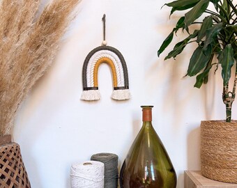 arcoiris personalizable. en macramé. nombre de pila.