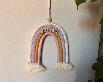 Decoración de pared con arcoíris. Nombre personalizado.